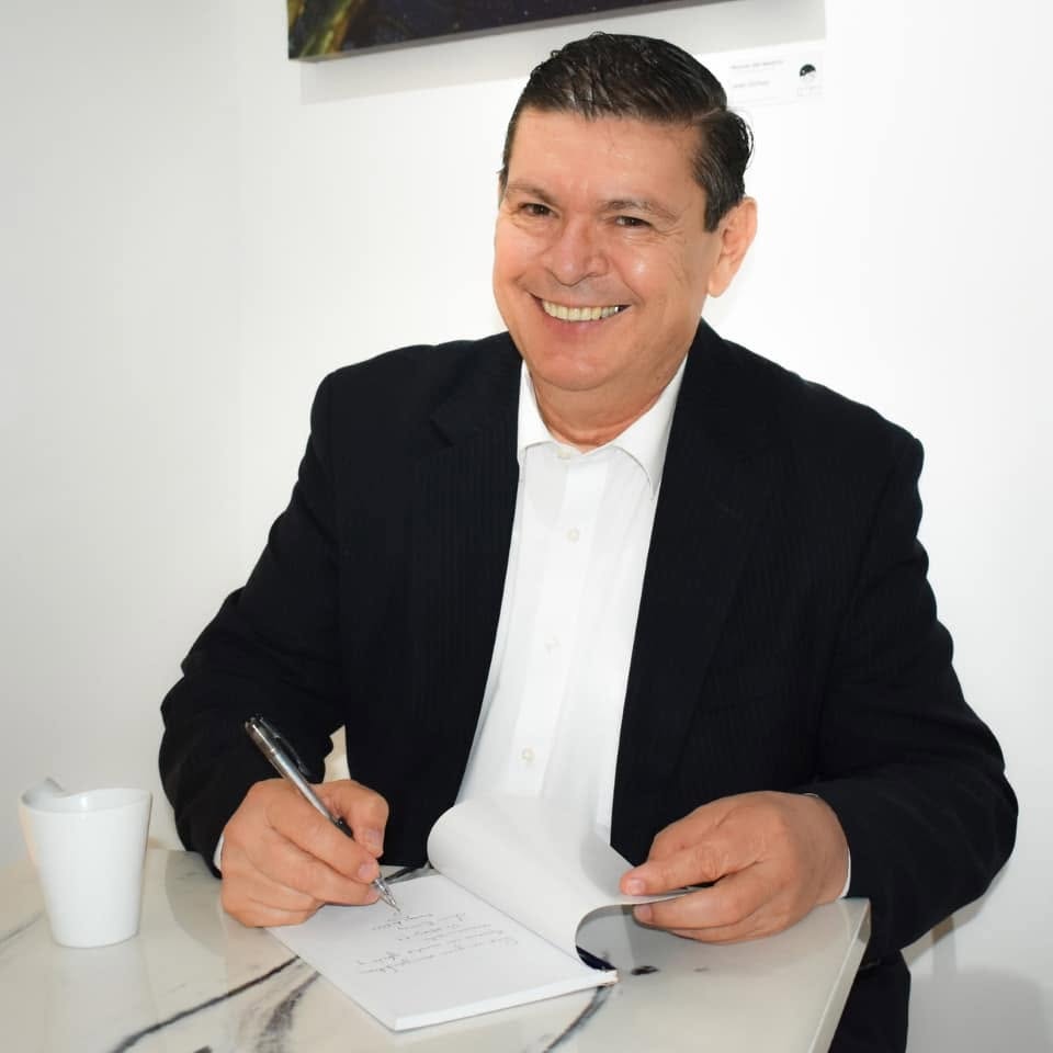 Dr. Luis Núñez Noriega firmando ejemplares