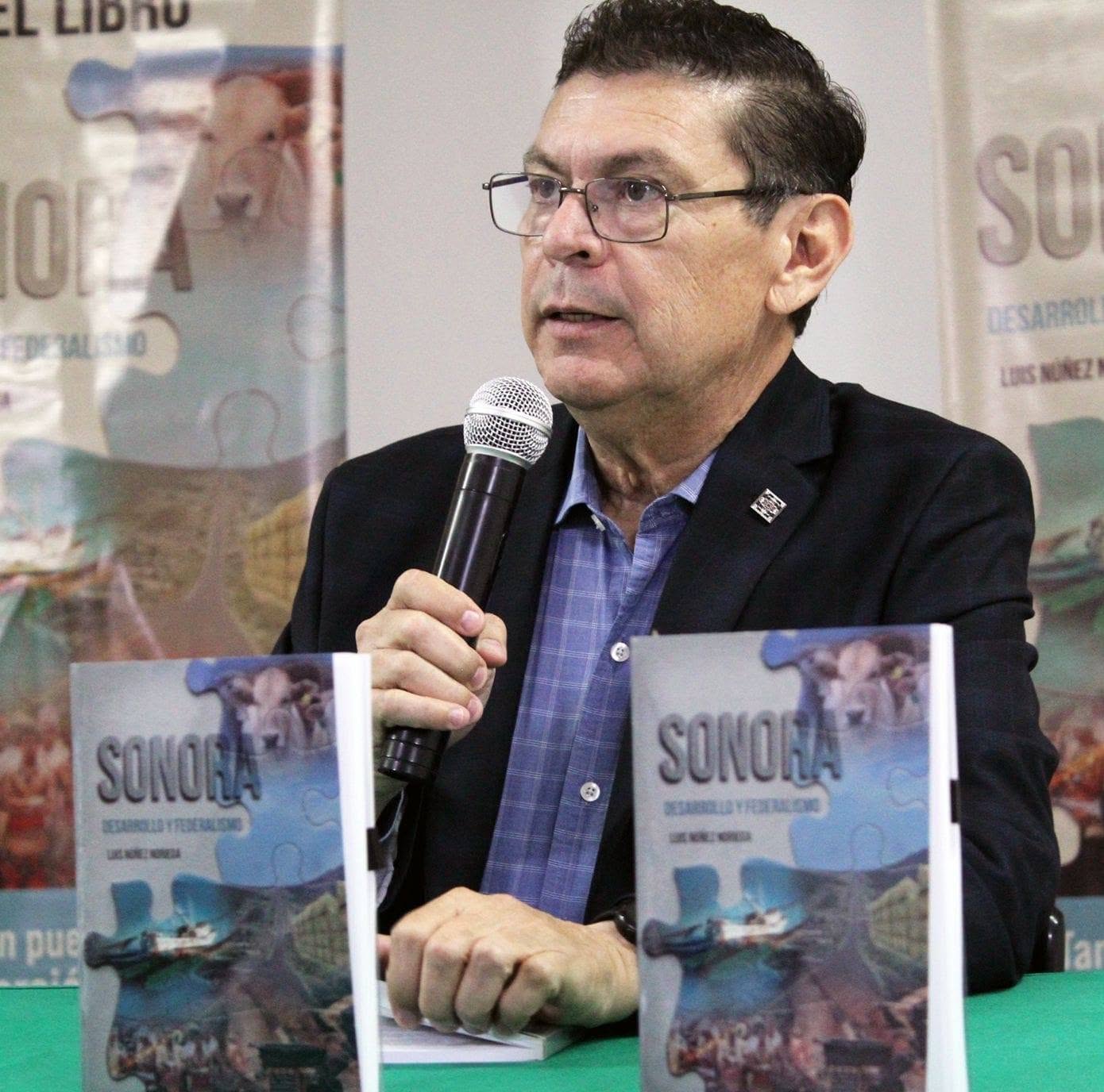 Dr. Luis Núñez Noriega presentando su libro Sonora: Desarrollo y Federalismo